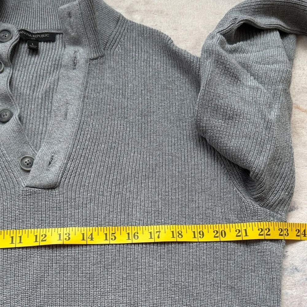 (280)Banana Republic Gray Button-Up Crewneck Sweater